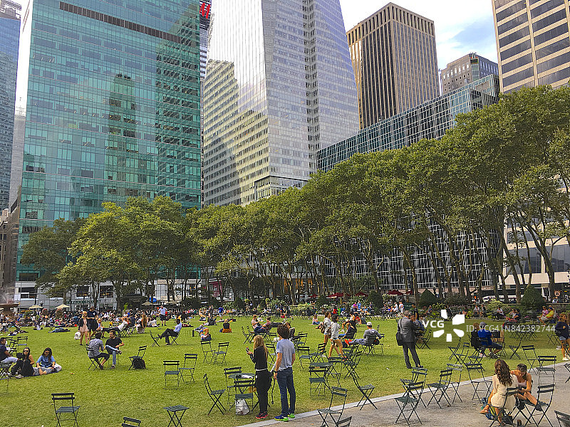 在纽约布莱恩特公园草坪上的人们图片素材