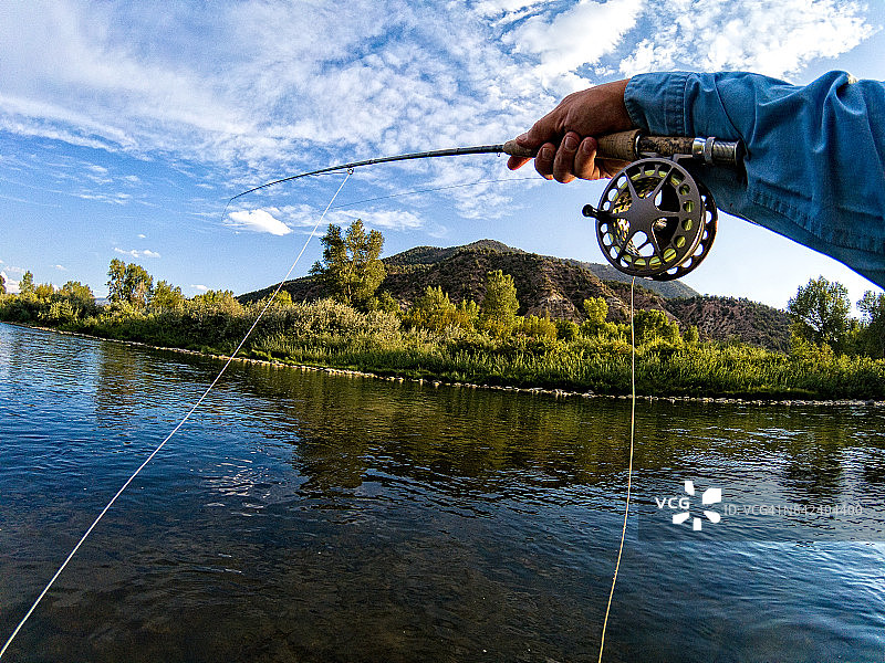 河中飞蝇钓图片素材