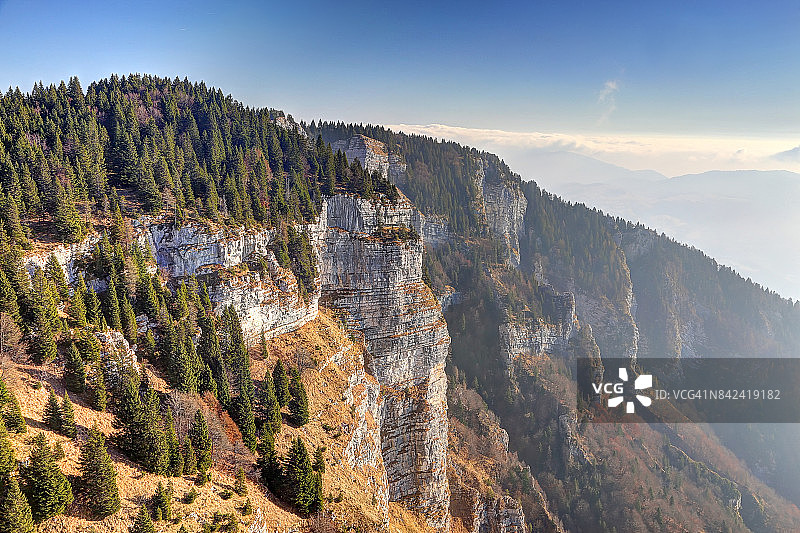 山地风光：松树林和坎波隆戈堡附近的悬崖图片素材