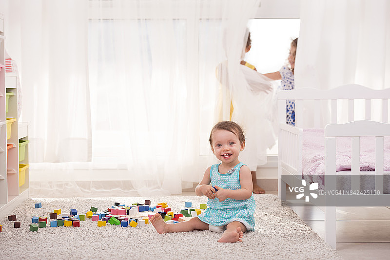 三个女孩在游戏室里玩耍图片素材