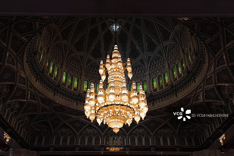 卡布斯苏丹大清真寺主祈祷大厅的吊灯图片素材
