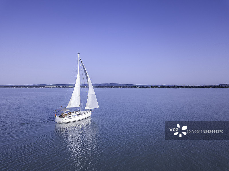 巴拉顿湖上的帆船图片素材