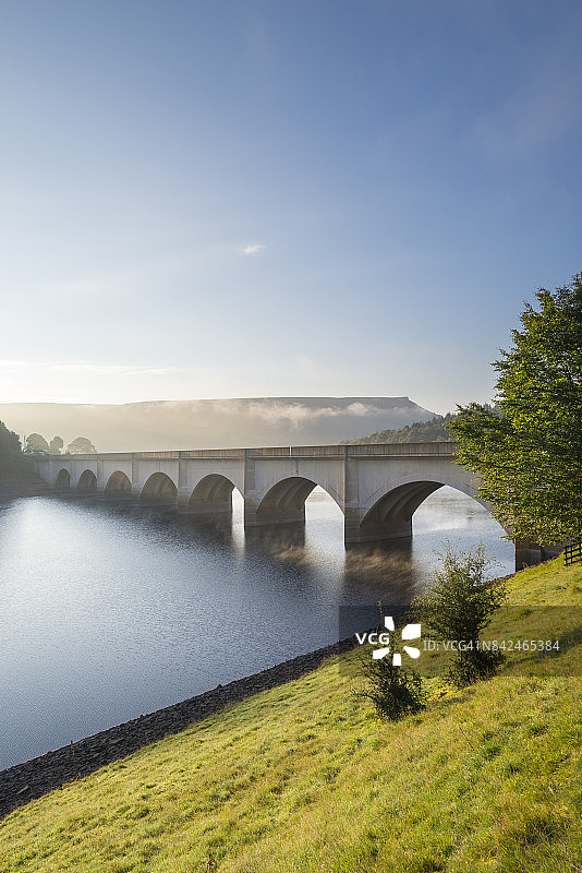 英格兰德比郡峰区莱迪鲍尔水库阿肖普顿高架桥图片素材