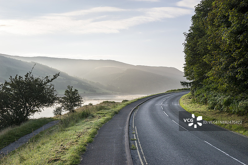 秋日雾气中 Ladybower 水库边的道路图片素材