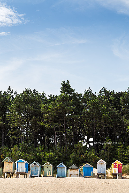 在海边井边的海滩小屋的裁剪肖像图片素材