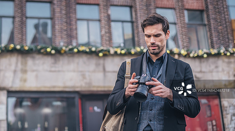 拿着相机的俊朗男人图片素材