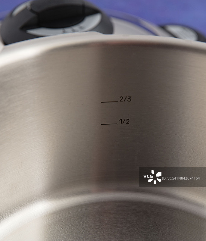 压力锅内胆的三分之二和半满刻度线图片素材
