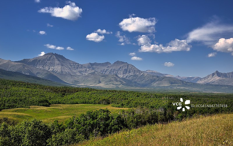 邓加文山和多云山脊图片素材
