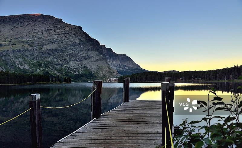 一个小船码头，可以看到许多冰川酒店和汉高山图片素材