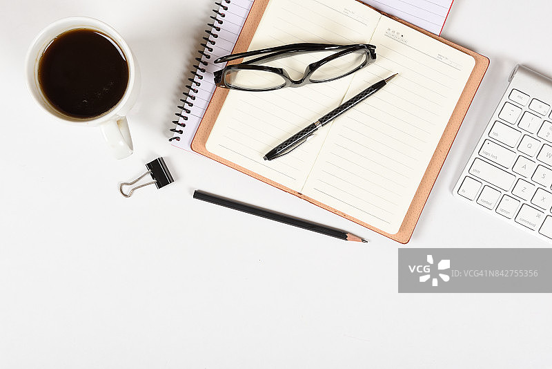 白色键盘与办公用品俯视图图片素材