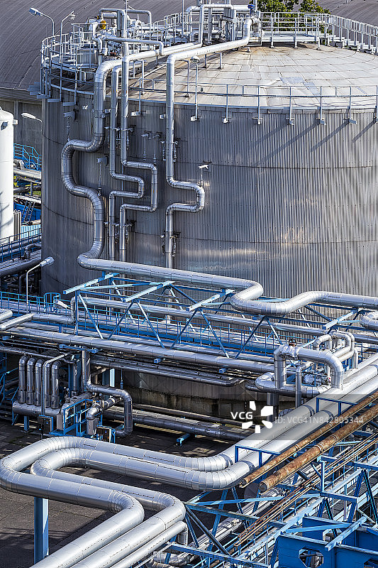 炼油厂中的钢制管道图片素材