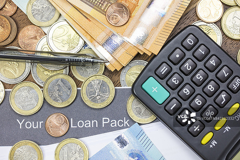 贷款申请、资金、计算器和笔图片素材