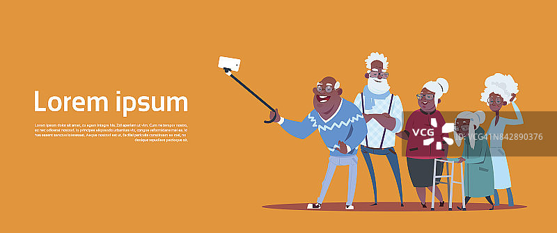 一群老年人用自拍杆自拍，现代非裔美国爷爷奶奶图片素材