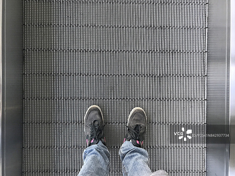 男人在机场自动扶梯上的视角图片素材