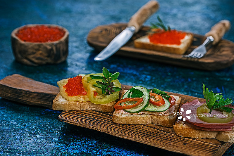 木板上摆放的各种三明治图片素材