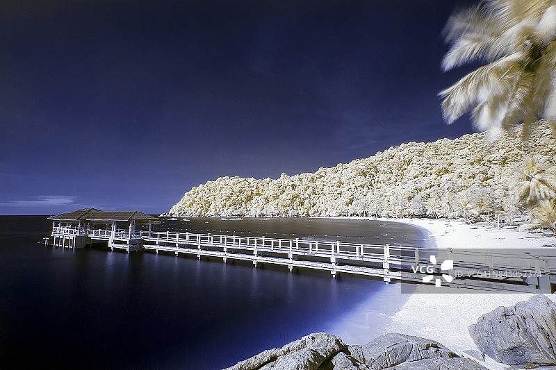 停泊岛超现实码头图片素材