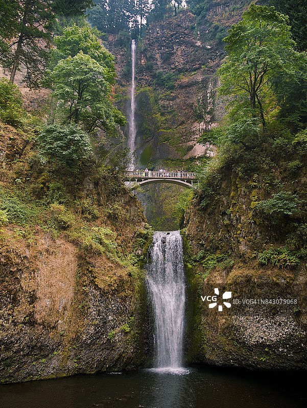 摩特诺玛瀑布和本森桥-俄勒冈州图片素材