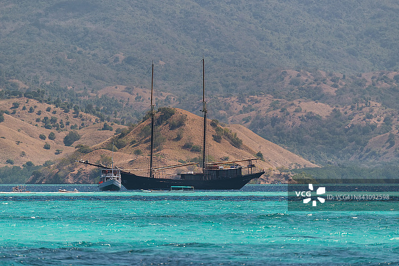 停靠在沙滩上的木船图片素材