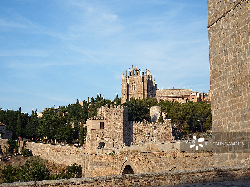 塔霍河环绕的托莱多市图片素材