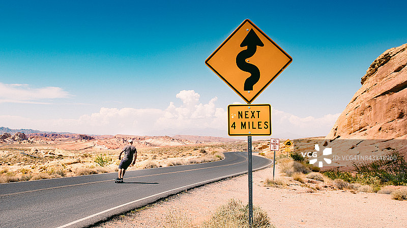 在火焰谷玩滑板图片素材