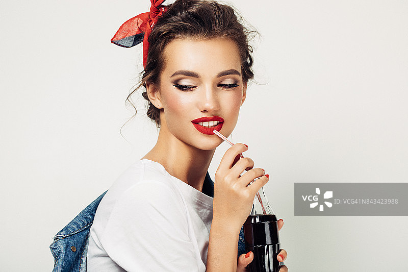 喝苏打水的漂亮女人图片素材