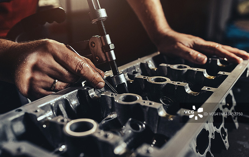 汽车修理店维修V10发动机图片素材