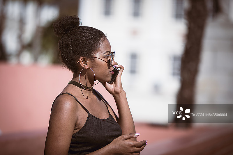 非洲妇女使用手机的肖像图片素材