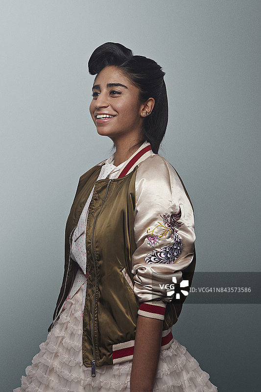 笑容灿烂的年轻女子向外看图片素材