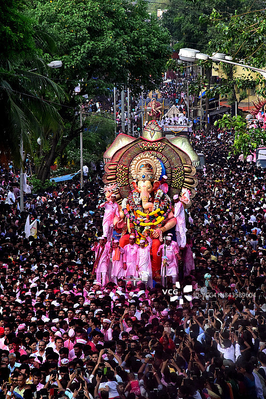 游行队伍中神 गणेश 的信徒图片素材