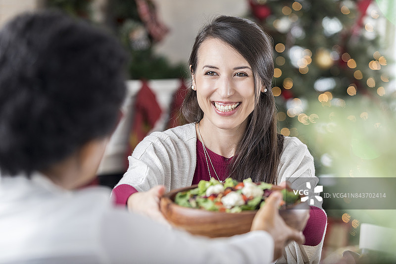 圣诞晚餐客人传递沙拉碗图片素材
