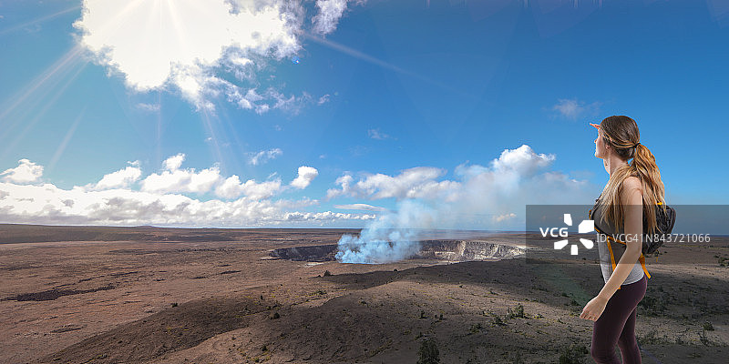 女人在看夏威夷火山国家公园图片素材