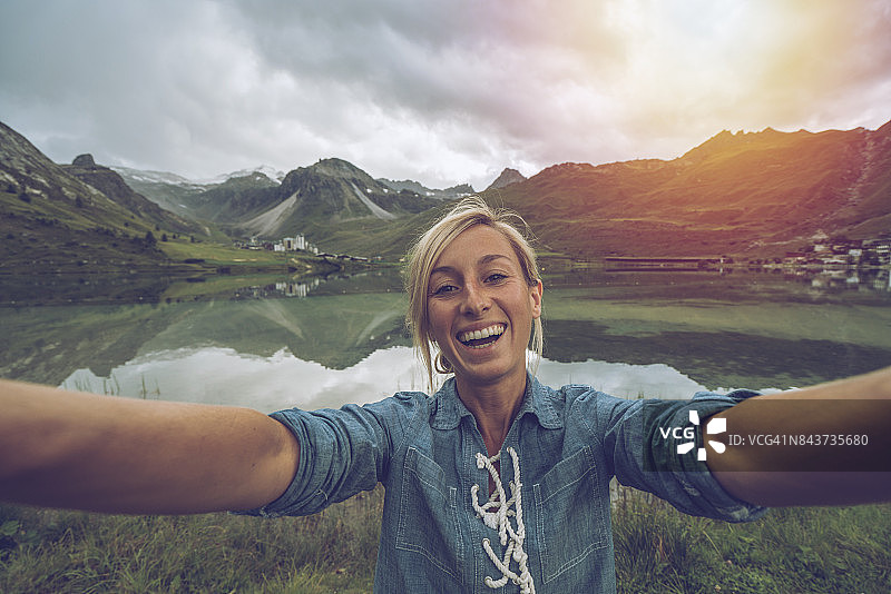 女孩在法国蒂涅自拍图片素材