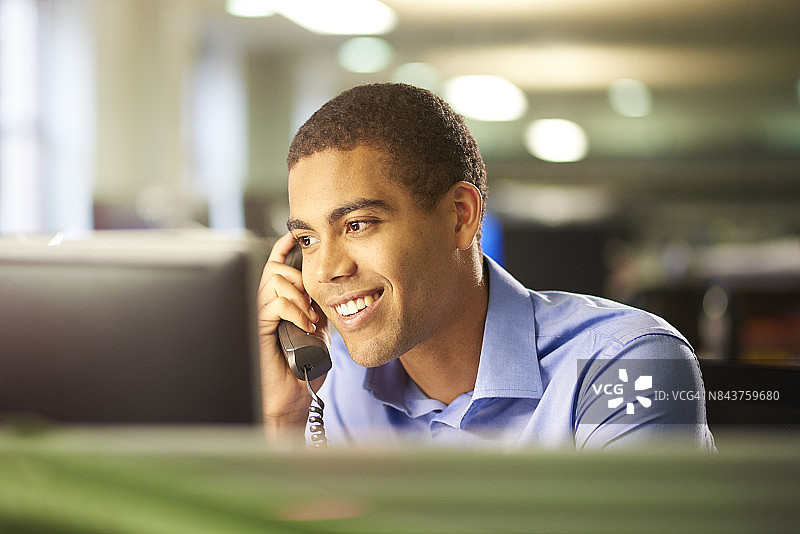 在办公室接电话图片素材