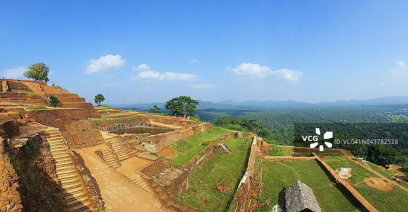 斯里兰卡锡吉里耶狮子岩顶端的古代遗址图片素材