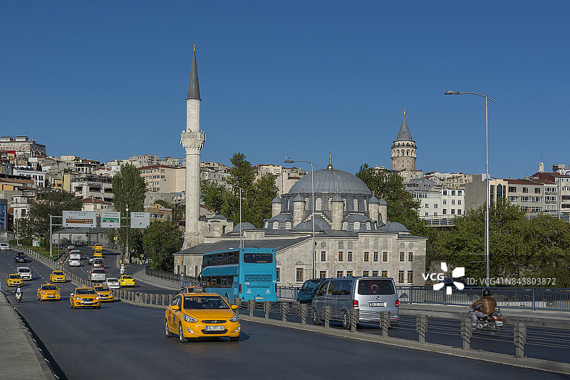 从金角湾看到的加拉塔和阿扎普卡皮索科鲁清真寺，土耳其伊斯坦布尔图片素材