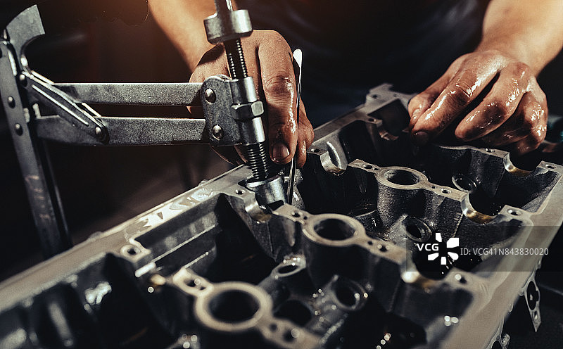 汽车修理店维修V10发动机图片素材