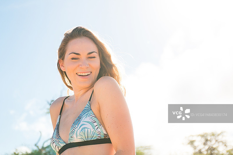 海滩上的美女图片素材