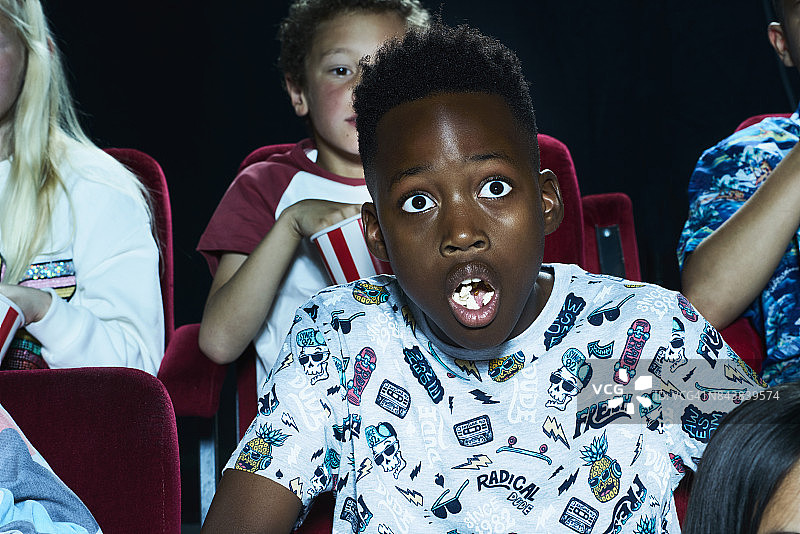 一群在电影院看电影的儿童图片素材