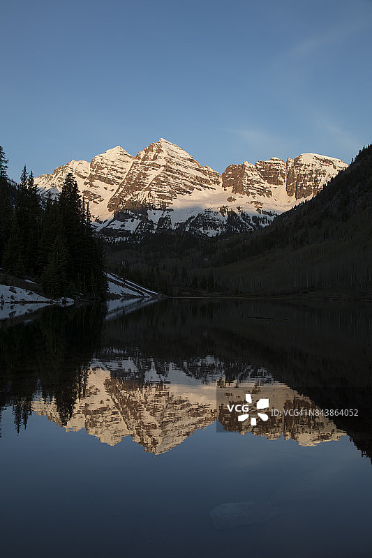 栗色钟山倒影图片素材