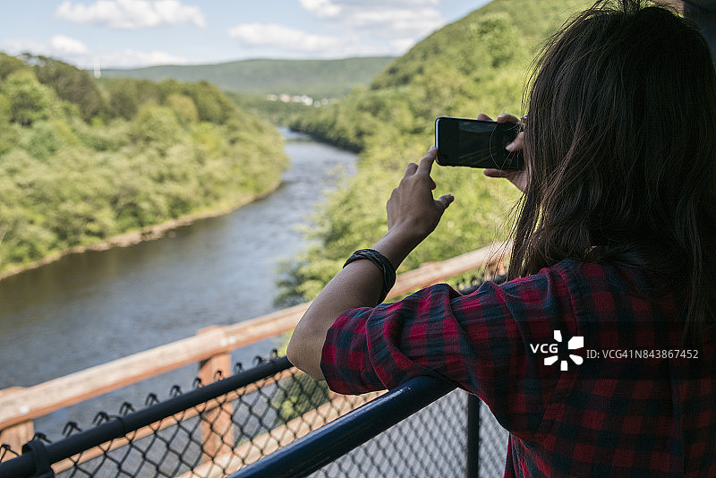 迷人的15岁少女乘坐火车欣赏风景图片素材