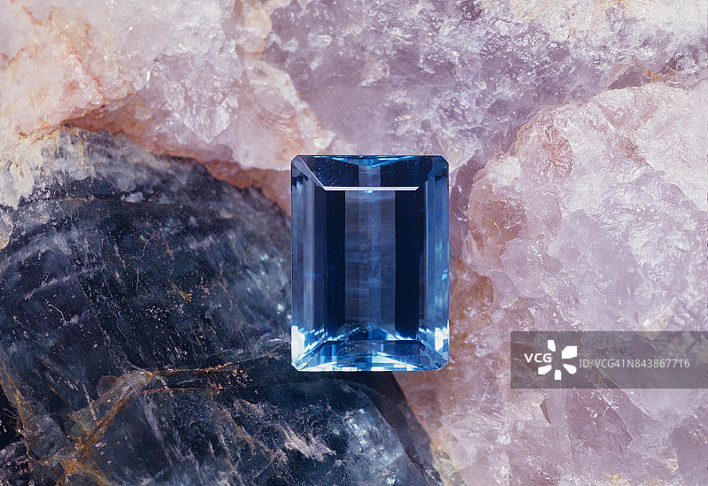 来自巴西的大块海蓝宝石刻面宝石图片素材