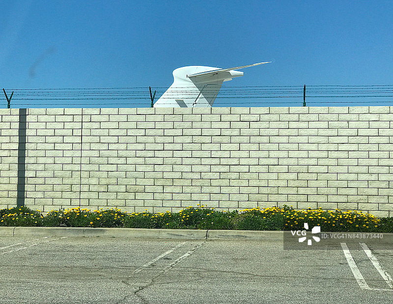 停车场内的飞机机翼图片素材