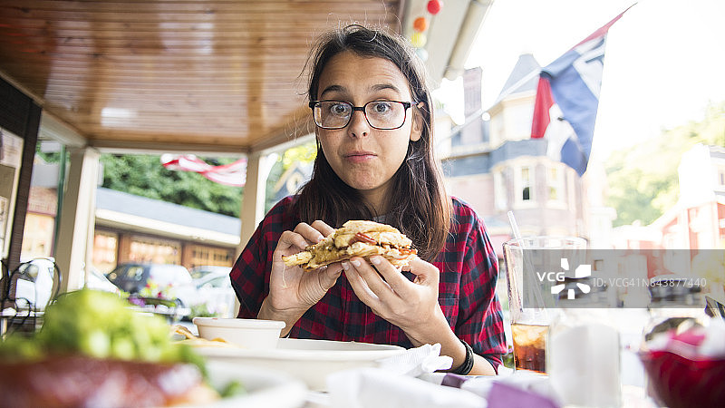 在宾夕法尼亚州吉姆索普街头咖啡馆用餐的16岁少女图片素材