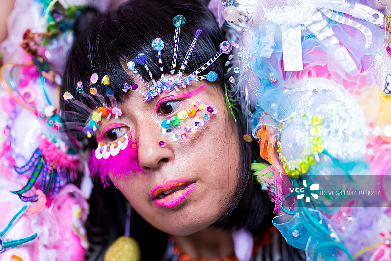 身穿手工彩色服装的女行为艺术家图片素材