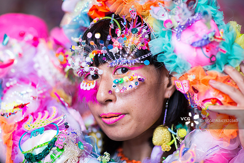 身穿手工彩色服装的女行为艺术家图片素材