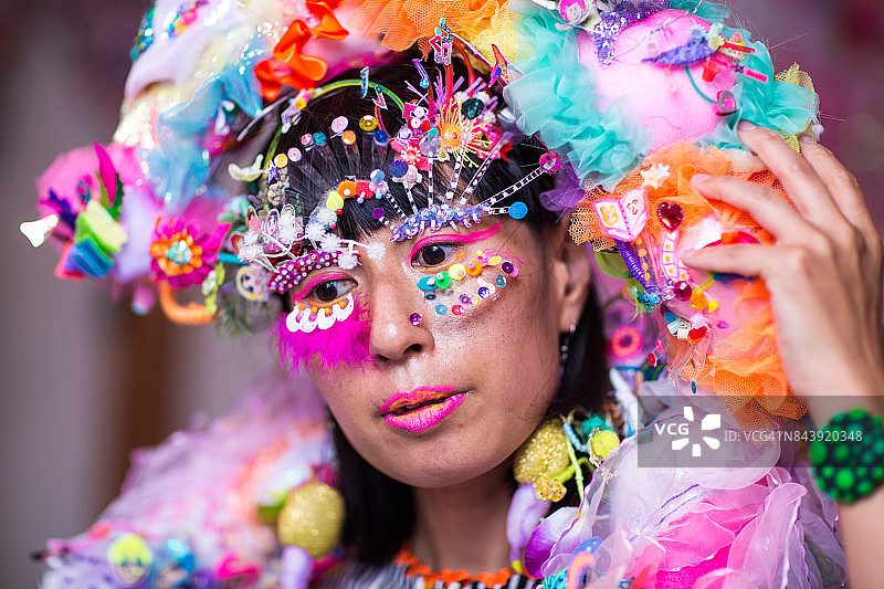 身穿手工彩色服装的女行为艺术家图片素材