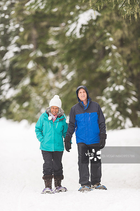 雪鞋徒步探险之旅图片素材