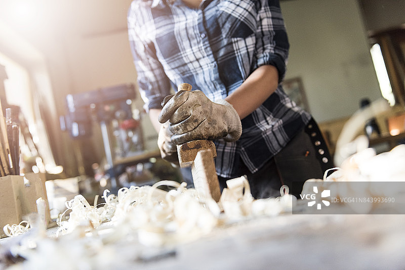 女木匠用刨子工作图片素材