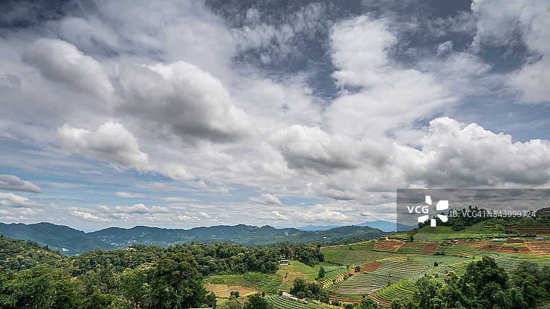 泰国清迈雾雨森林中的山脉图片素材