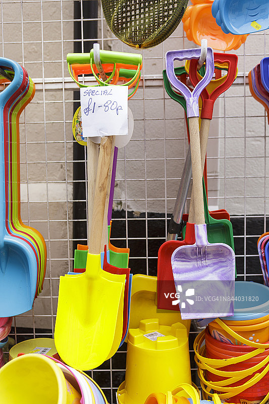 色彩鲜艳的桶和铲子图片素材